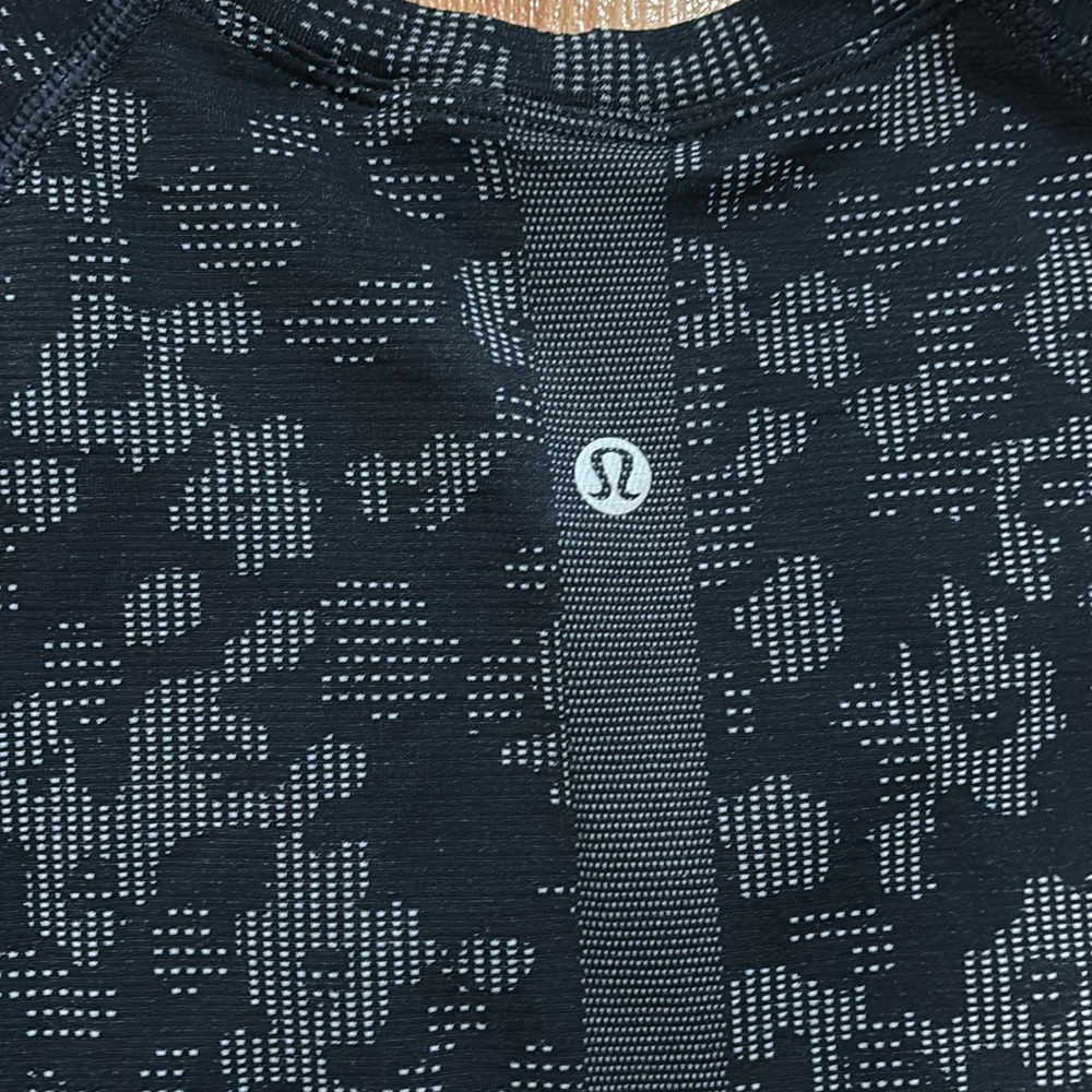 Lululemon Tech Short Sleeve in color Dappled Floral true navy/ocean air - Picture 6 of 6
